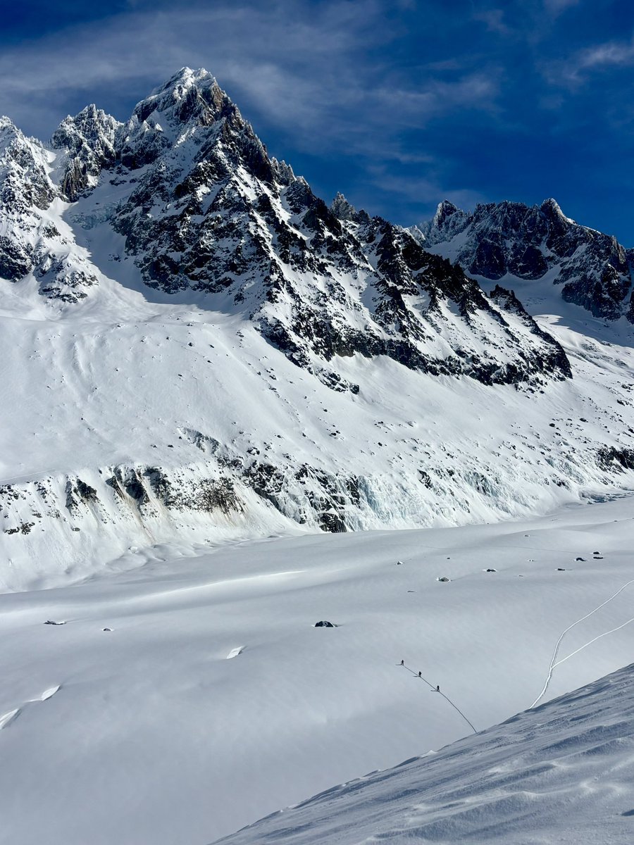 Pour les trois petites silhouettes qui traversent le Glacier d’Argentière 

La journée là-haut était irréelle
Je voudrais ne jamais devoir redescendre.