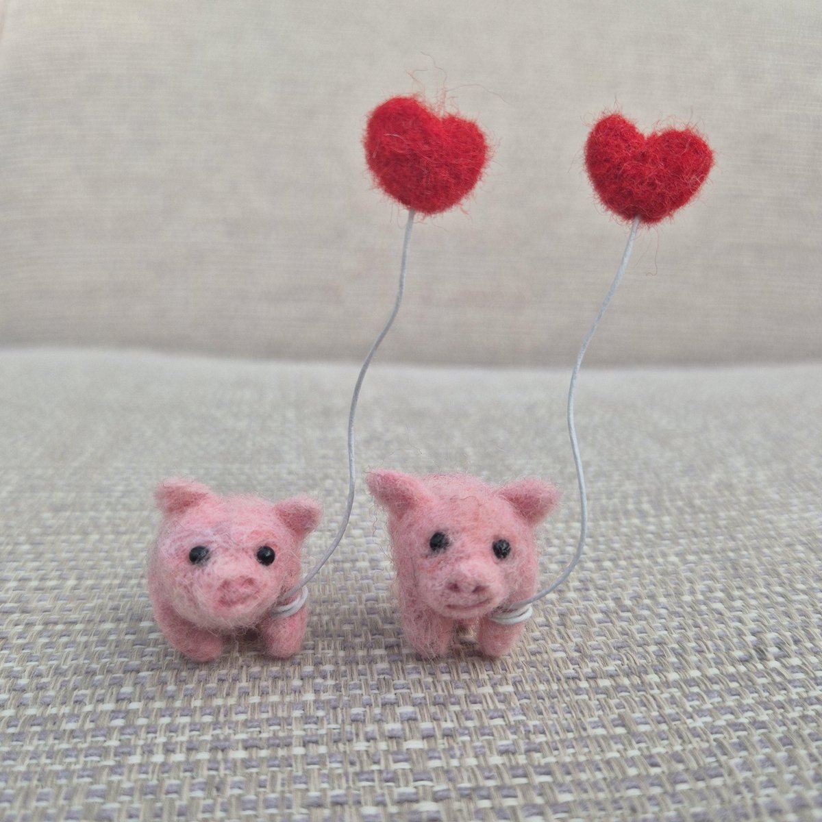 I made two little piggies and they have happily joined my Etsy shop! Do you have a pig lover in your life? A beautiful handmade gift idea for any occasion ❤️
therockingfelter.etsy.com/listing/445849…
#etsy #FarmLife #farmer #shopindie #pigs