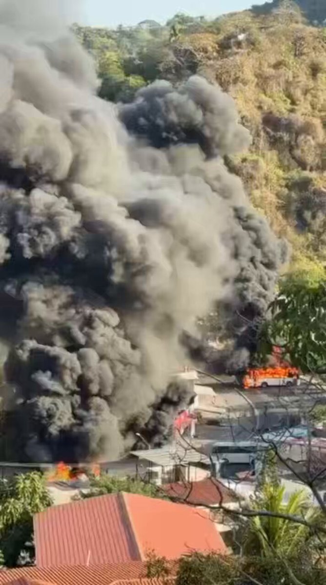 mexicotimes's tweet image. #Now
Panic has erupted at many places within the affected area of narco blokades. People are fearing possible gunmen inside venues. Other than panic at airports, hospitals, supermarkets, gas stations and more, not a single shooting or hostage-taking has been confirmed. #StayHome