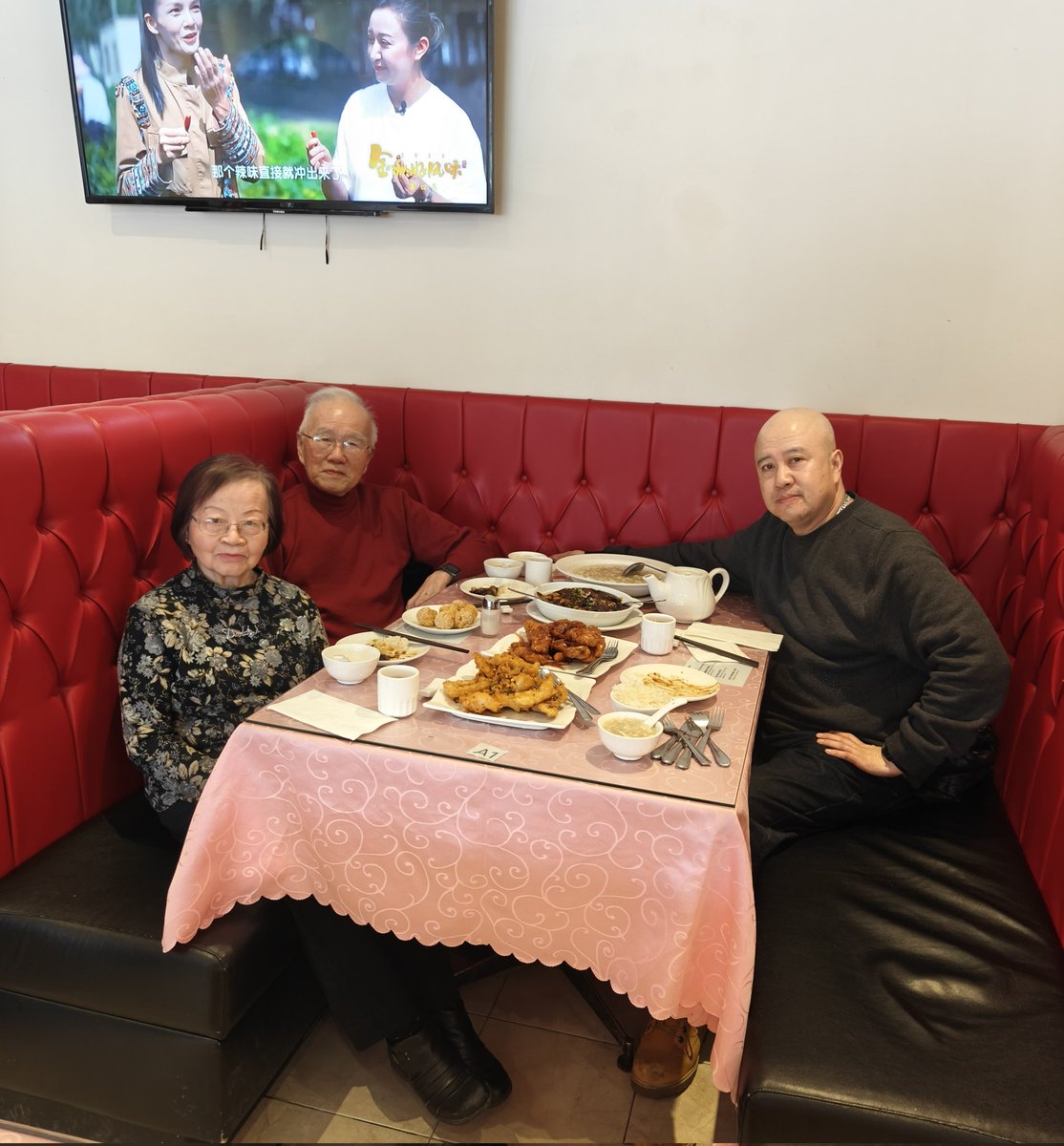 cghm88's tweet photo. Celebrating my belated birthday meal with my parents. Birthday meal consists of Crab 🦀 Meat Fish 🐠 🐟 Maw Soup, Spicy Salt Fish 🐟 Fillets, Sweet Sour Pork 🐷 Chops, Yu-Shiang Eggplant 🍆 With Ground Chicken 🐔🍗, and plain white rice 🍚. https://t.co/4NlhVxUnJF