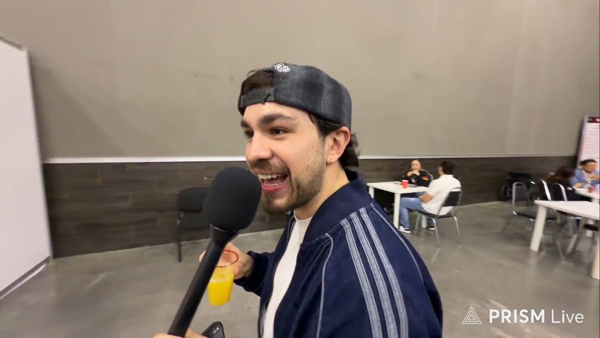 juan se coló a expo tu boda (está divorciado), tomó una bebida de cortesía, se la llevó y anda haciendo todo menos encontrando therians JAKAKAJSKAKJ