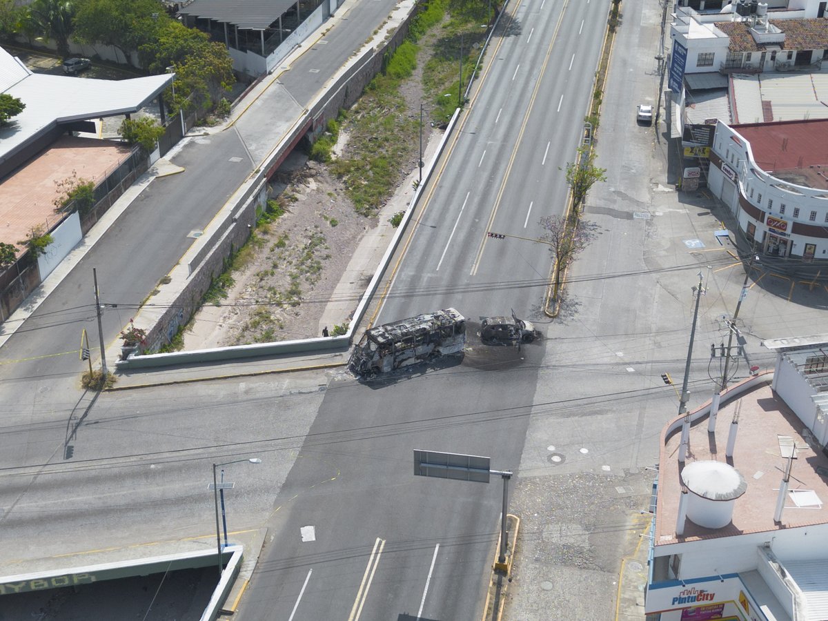 Matxain's tweet photo. Algunas tomas que pude hacer con mi dron aproximadamente entre 9 y 11 de la mañana. De 3 a 15 cuadras de mi casa

#PuertoVallarta #Febrero #Febrero22 #Mencho #Jalisco https://t.co/YqJBJDdOdo