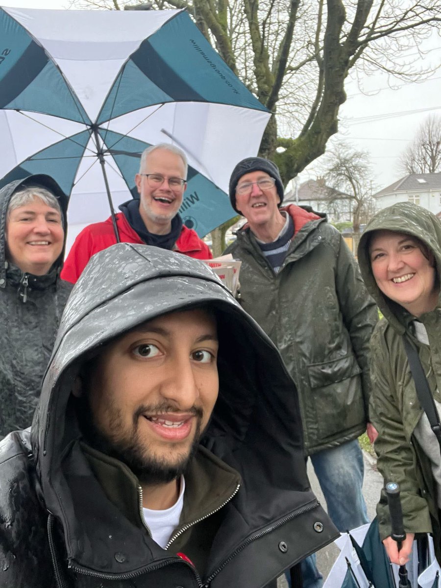 Great to catch up with some <a href="/McrLabour/">Manchester Labour 🐝</a> colleagues yesterday in the rain campaigning for the fabulous Angeliki Stogia to be the next MP for #Gorton and #Denton