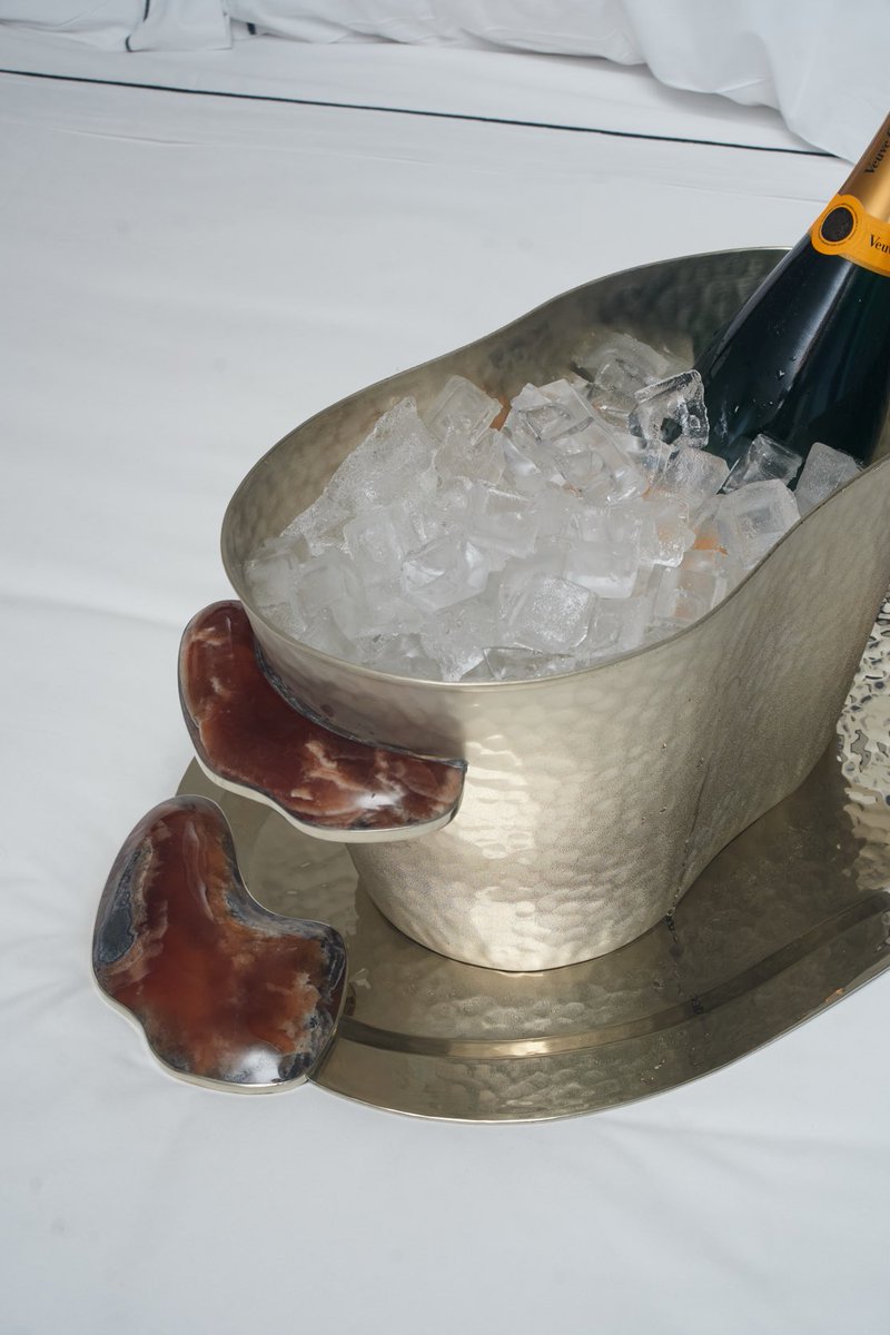 airedelsurstore's tweet image. Lacar Collection 
Handcrafted in Argentina, where tradition, material and time converge.

An AIREDELSUR experience shaped by artisans, not by machines.

#airedelsur #airedelsurstore #airedelsurstudio