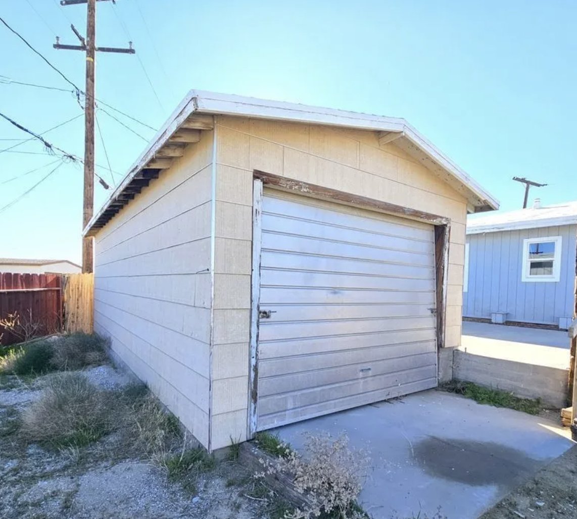 oldhouseunder50's tweet image. $100,000 
c.1952 Three Bedroom #California #Ranch With Possible 
#SellerFinancing. The home is move-in ready and would make a good #starterhome in sunny California. 
 oldhousesunder50k.com/c-1952-three-b…