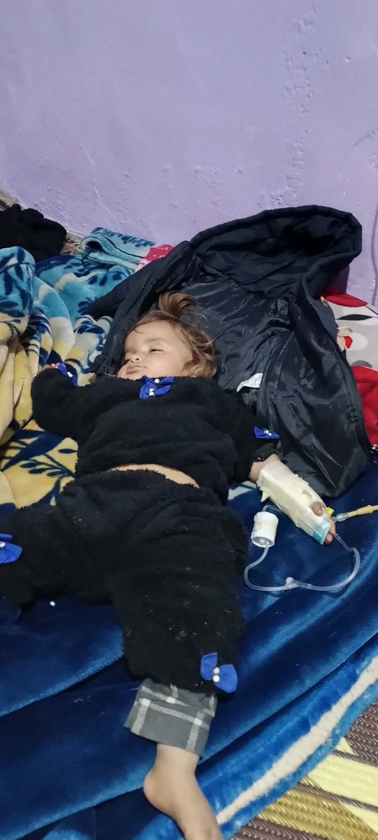 Tulin el-Khadan adlı çocuk, en temel haklarından mahrum bırakılan çocuklardan biridir: tıbbi tedavi hakkı. Bugün, kritik durumu ve acil tıbbi müdahaleye ihtiyacı olmasına rağmen, terör örgütü PYD/SDG tarafından Kamışlı şehrine girmesi engellendi.

Hastaneye ulaşmasına izin