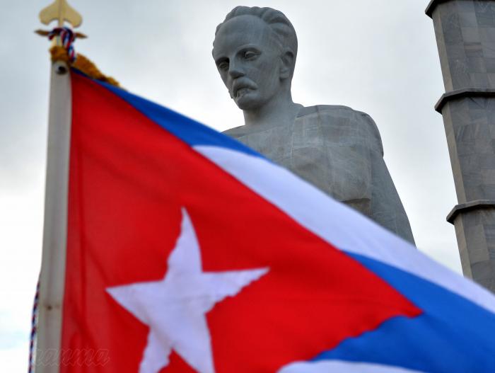 #Martí: “A un plan obedece nuestro enemigo: el de enconarnos, dispersarnos, dividirnos, ahogarnos. Por eso obedecemos nosotros a otro plan: enseñarnos en toda nuestra altura, apretarnos, juntarnos, burlarlo... Plan contra plan”. 

#CubaVencerá