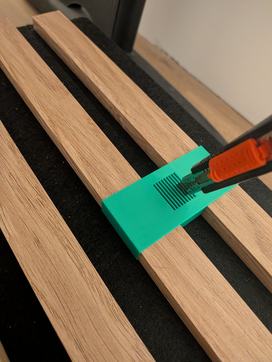 UzJenMartin's tweet photo. Poslední dobou 3D tisk využívám nejvíce na různé pomůcky v rámci rekonstrukce ložnice. Na fotce v PrusaSliceru vymodelovaný vodič řezacího nože pro zakrácení akustického panelu. https://t.co/FBaLkLdNl3