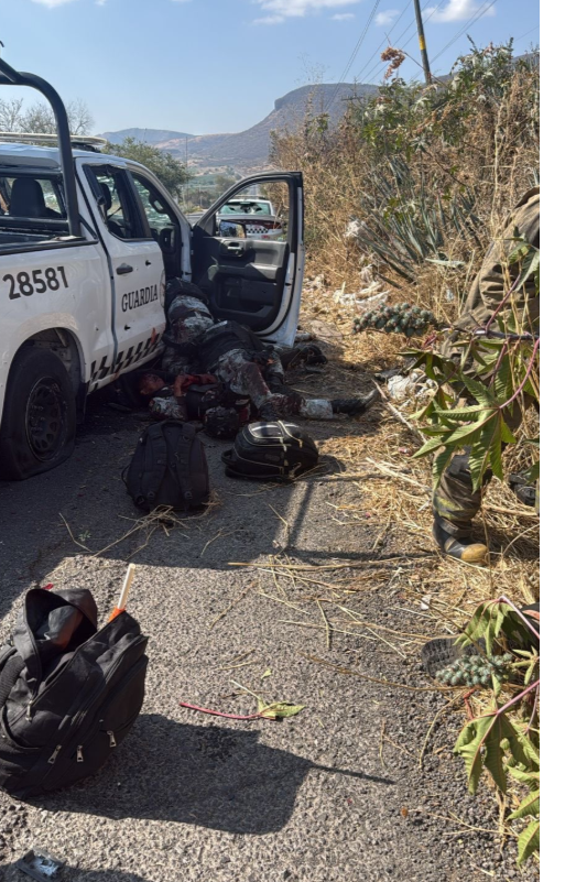 Diariodenarco's tweet photo. Como venganza Sicarios de El CJNG han comenzando a emboscar y ejecutar a Guardias Nacionales

NOTA EN EL ENLACE: https://t.co/qCd7oZ3Hyq https://t.co/q8nJqebNi4