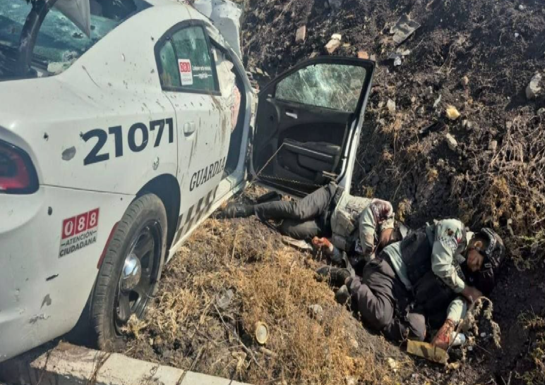 Diariodenarco's tweet photo. Como venganza Sicarios de El CJNG han comenzando a emboscar y ejecutar a Guardias Nacionales

NOTA EN EL ENLACE: https://t.co/qCd7oZ3Hyq https://t.co/q8nJqebNi4