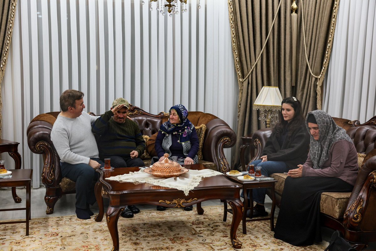 Bugün Valilik Konutunda ayrı bir heyecan vardı. 

Ramazan’ın o manevi ikliminde, insanlığın en saf, en berrak haliyle; Çilem, Pınar ve Ramazan kardeşlerimiz ile Nevin Tanyeli teyzemiz ve eşi Turan Tanyeli amcamızla bir araya geldik.

Bazen kelimeler, yaşanmışlıkların yanında