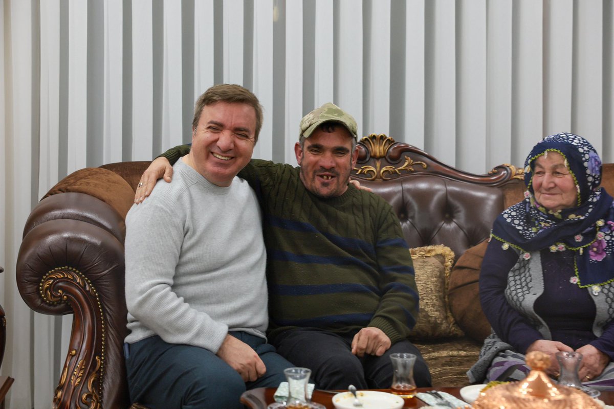 drhamzaydogdu's tweet photo. Bugün Valilik Konutunda ayrı bir heyecan vardı. 

Ramazan’ın o manevi ikliminde, insanlığın en saf, en berrak haliyle; Çilem, Pınar ve Ramazan kardeşlerimiz ile Nevin Tanyeli teyzemiz ve eşi Turan Tanyeli amcamızla bir araya geldik.

Bazen kelimeler, yaşanmışlıkların yanında kifayetsiz kalır. 

Karşımızda oturan gencecik bir yüreğin, Çilem’in, 28 yıllık ömrüne sığdırdığı o büyük fedakârlığa şahitlik etmek, hepimiz için bir ibret vesikası.

Bir yanda kendi hayatından vazgeçip özel gereksinimli ablası ve ağabeyine hem kardeş, hem anne, hem baba olan Çilem; diğer yanda tertemiz dünyalarıyla evimize neşe katan Pınar ve Ramazan... 

Onlar bize aslında "Aile" olmanın, kan bağından öte bir "Can bağı" olduğunu hatırlattılar. 

Annelerini küçük yaşta, babalarını ise üç yıl önce ebediyete uğurlayan bu evlatlarımız, yetim ve öksüz kalmanın boyun bükmek değil; birbirine tutunarak dimdik durmak olduğunu hepimize gösterdiler.

Çilem’in omuzlarındaki yük artık sadece onun değil, bizim de yükümüz. 

Onlar bizim gönlümüzün en nadide misafirleri oldular. 

Onlar bize sevmenin ne demek olduğunu gösterdiler. 

Ama artık yüzleri gülüyor. İnşallah bundan sonra da hep gülecek. İyi ki geldiniz, iyi ki bu şehre merhameti ve sabrı hatırlattınız. 

Var olun.

Cumhurbaşkanımız Sayın Recep Tayyip Erdoğan’ın: 

“Devletin kapısı milletin gönlüne açılmalı.” 

sözünü şiar edinerek bu şehirdeki bütün vatandaşlarımızın gönlüne girmek en büyük düsturumuz olacaktır. 

Devletimizin her imkânıyla hemşehrilerimizin yanındayız.

#Erzincan
#Ramazan