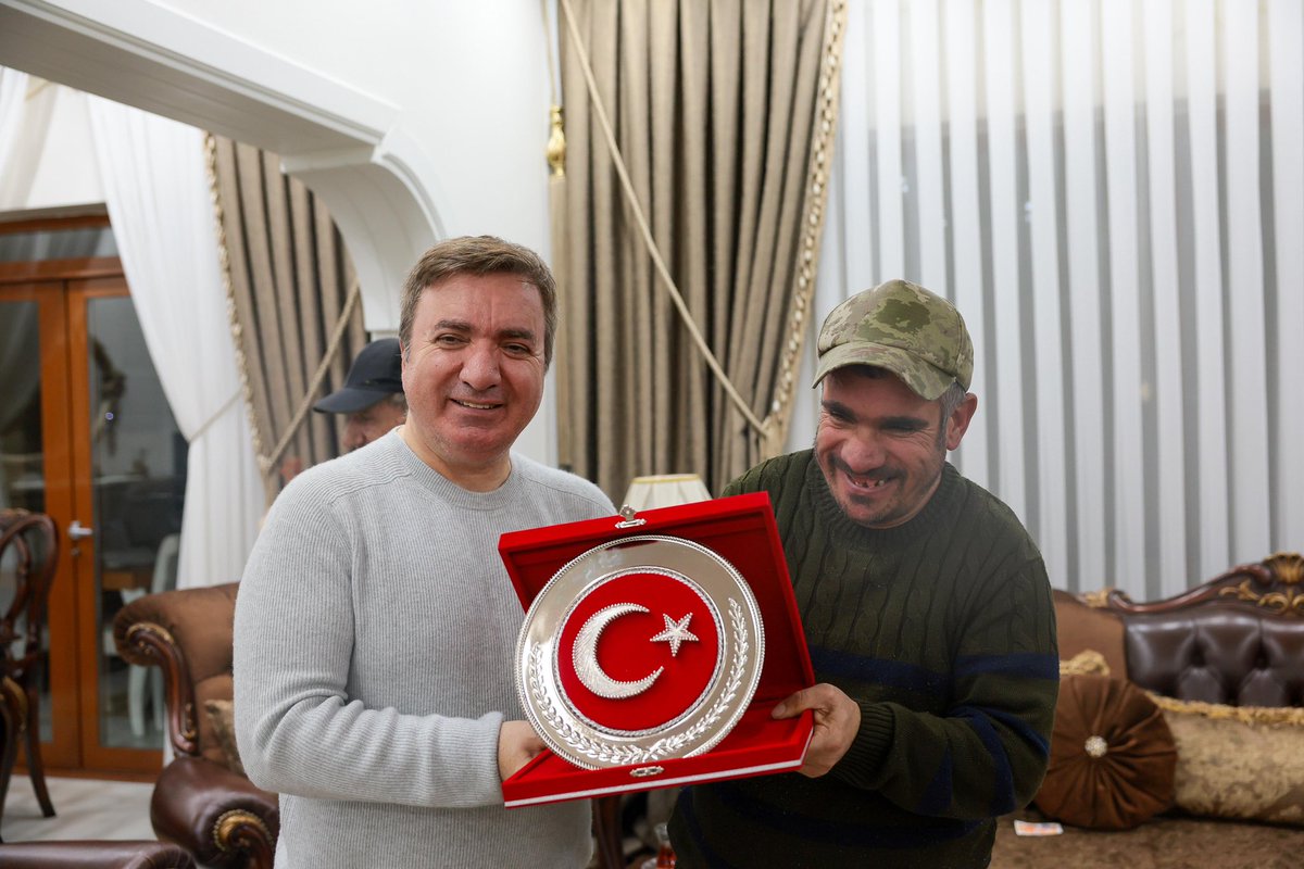 drhamzaydogdu's tweet photo. Bugün Valilik Konutunda ayrı bir heyecan vardı. 

Ramazan’ın o manevi ikliminde, insanlığın en saf, en berrak haliyle; Çilem, Pınar ve Ramazan kardeşlerimiz ile Nevin Tanyeli teyzemiz ve eşi Turan Tanyeli amcamızla bir araya geldik.

Bazen kelimeler, yaşanmışlıkların yanında kifayetsiz kalır. 

Karşımızda oturan gencecik bir yüreğin, Çilem’in, 28 yıllık ömrüne sığdırdığı o büyük fedakârlığa şahitlik etmek, hepimiz için bir ibret vesikası.

Bir yanda kendi hayatından vazgeçip özel gereksinimli ablası ve ağabeyine hem kardeş, hem anne, hem baba olan Çilem; diğer yanda tertemiz dünyalarıyla evimize neşe katan Pınar ve Ramazan... 

Onlar bize aslında "Aile" olmanın, kan bağından öte bir "Can bağı" olduğunu hatırlattılar. 

Annelerini küçük yaşta, babalarını ise üç yıl önce ebediyete uğurlayan bu evlatlarımız, yetim ve öksüz kalmanın boyun bükmek değil; birbirine tutunarak dimdik durmak olduğunu hepimize gösterdiler.

Çilem’in omuzlarındaki yük artık sadece onun değil, bizim de yükümüz. 

Onlar bizim gönlümüzün en nadide misafirleri oldular. 

Onlar bize sevmenin ne demek olduğunu gösterdiler. 

Ama artık yüzleri gülüyor. İnşallah bundan sonra da hep gülecek. İyi ki geldiniz, iyi ki bu şehre merhameti ve sabrı hatırlattınız. 

Var olun.

Cumhurbaşkanımız Sayın Recep Tayyip Erdoğan’ın: 

“Devletin kapısı milletin gönlüne açılmalı.” 

sözünü şiar edinerek bu şehirdeki bütün vatandaşlarımızın gönlüne girmek en büyük düsturumuz olacaktır. 

Devletimizin her imkânıyla hemşehrilerimizin yanındayız.

#Erzincan
#Ramazan