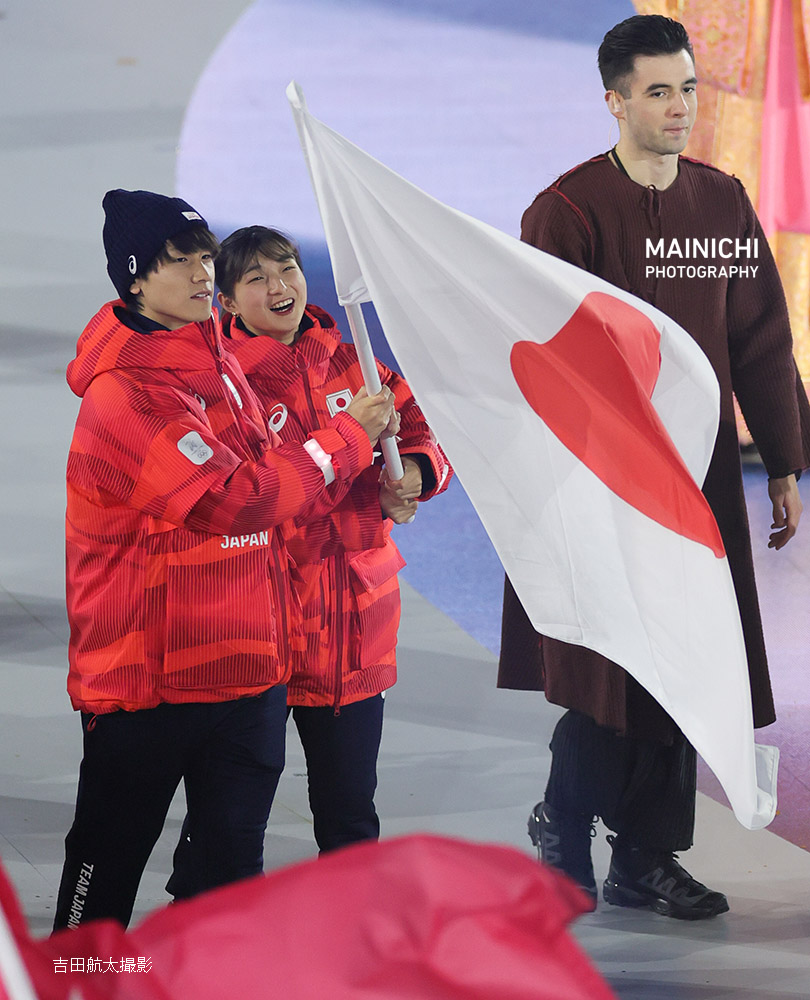 mainichiphoto's tweet photo. ミラノ・コルティナ冬季オリンピック。閉会式で笑顔で旗手を務める坂本花織選手と森重航選手です。

写真特集 https://t.co/FOYJoU5oMo 
#Olympics #MilanoCortina2026 https://t.co/BlhkeJjbmQ