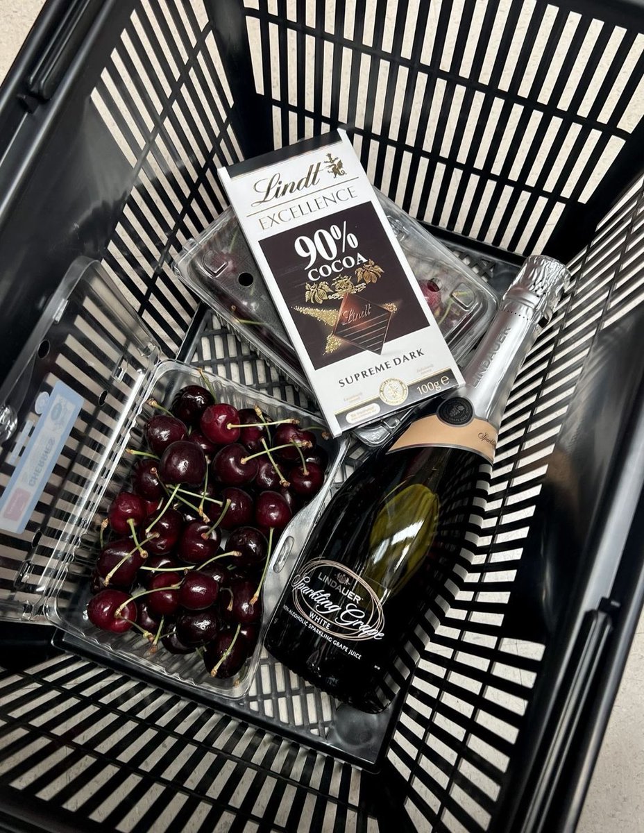 absquatulat3's tweet photo. ⋆.˚     my cravings atm food poll     .ᐟ.ᐟ
       ⋮ ⌗ ┆ cals dont count
          ♡ and ↻ appreciated  .ᐟ
 
────────୨ৎ─────── https://t.co/v2Vc6KxIam
