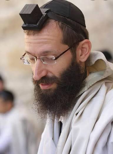 Japon mitolojisinde yer alan bir iblis olan Tengu'nun kökeni 1300 yıl öncesine dayanmaktadır.

Halk inanışına göre Tengu, büyük burnu, tuhaf küçük şapkası, yerel halk arasında savaş çıkarması ve geceleri köylerden çocuk kaçırmasıyla biliniyordu.