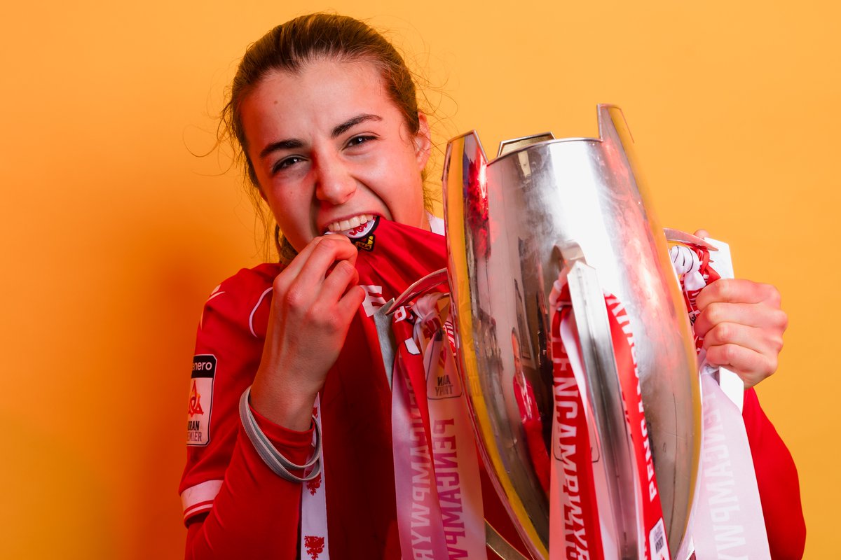 AdranLeagues's tweet photo. Llongyfarchiadau, @WrexhamAFCWomen 🏆📸 https://t.co/Zvq6xPlpku