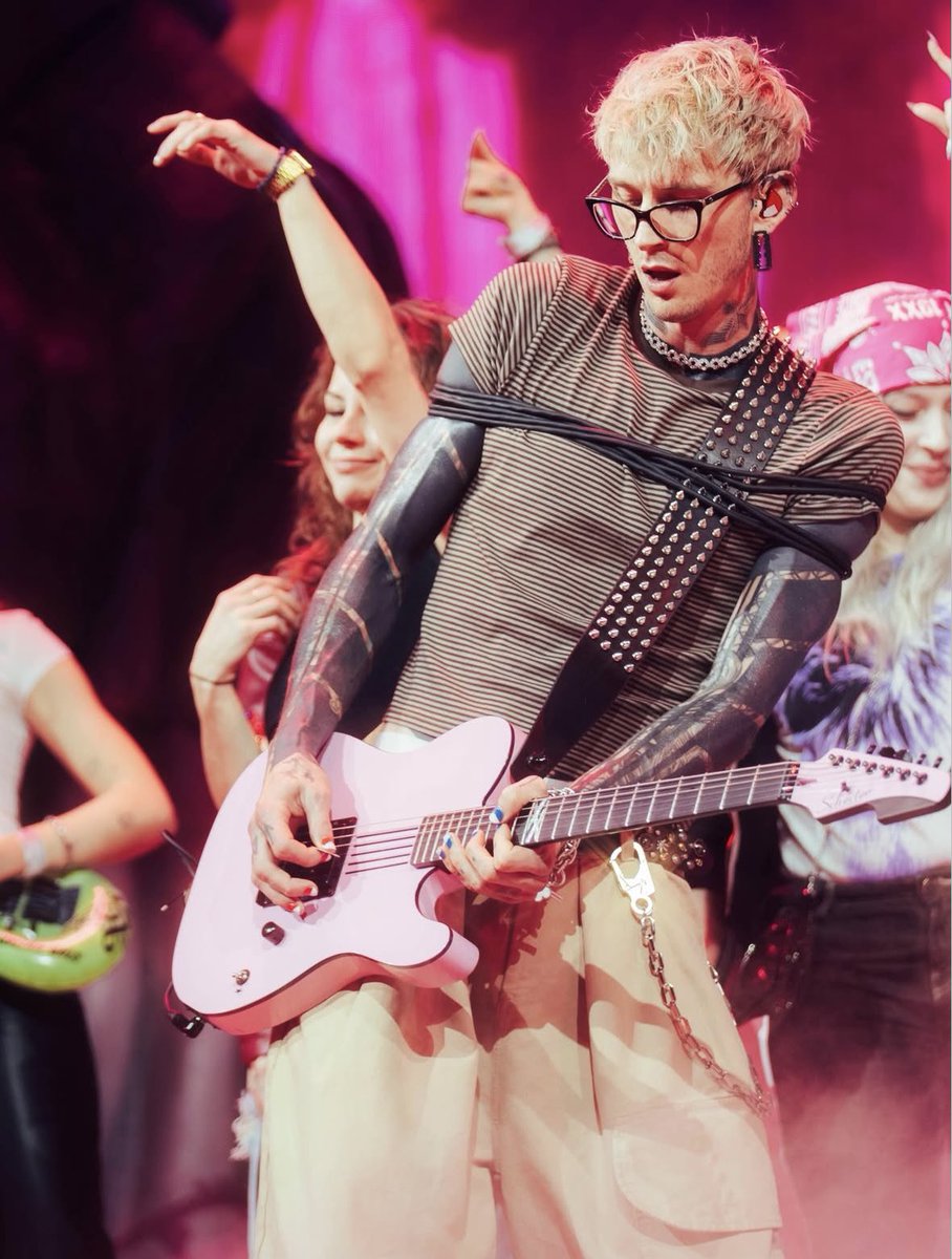 the fact that he stole one of the girls glasses is so cute and so funny 🤓