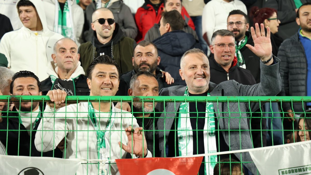 İlçe Başkanımız Sayın Engin Galipoğlu, AK Parti İlçe Başkanı Sayın Seha Ergene, Muğla ve Bodrum Belediyeleri Meclis Üyemiz Sayın Rıza Karakaya ve Yönetim Kurulu Üyelerimiz, Bodrumspor’umuzun Manisa FK ile oynadığı karşılaşma öncesinde taraftarlarımızla bir araya gelerek birlik ve