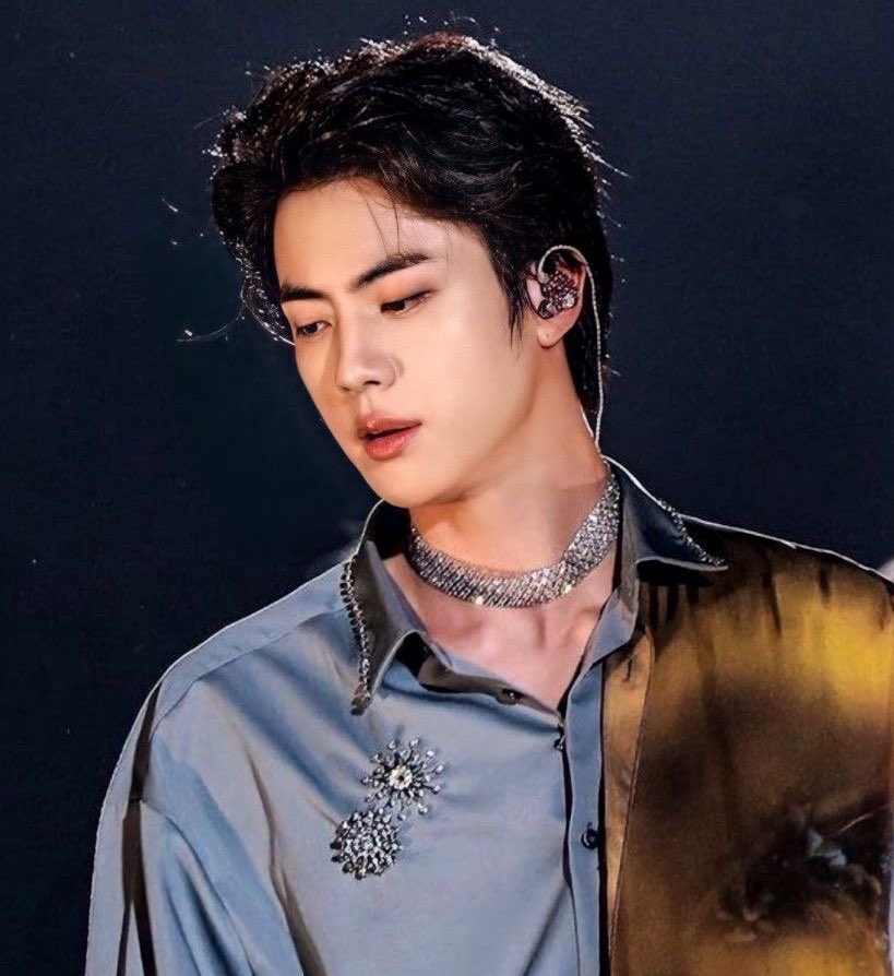 updatecharts's tweet image. Janja, esposa do presidente Lula e primeira-dama do Brasil, recebeu um presente de Jin, do BTS.

Ela recebeu duas garrafas de IGIN Apple Gin com a dedicatória: “Para Janja, de Jin, do BTS. Amo você!”.