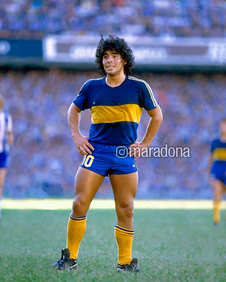 Hace 45 años EL MEJOR DEL MUNDO se ponía LA CAMISETA MÁS LINDA DEL MUNDO para pisar EL ESTADIO MÁS FAMOSO DEL MUNDO.

Simplemente BOCA JUNIORS🇦🇷 💙💛💙