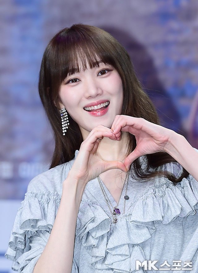 kdrmabuddy's tweet photo. Bu diziyi bekliyordum ama biraz bölüm biriksin öyle başlayacağım. Çift çok tatlı duruyor, yakıştırdım ben onları. Lee Sung Kyung ve Chae Jong Hyeop zaten çok sevdiğim oyuncular 🤍

#LeeSungKyung #ChaeJongHyeop #InYourRadiantSeason https://t.co/bg4ULenw6t