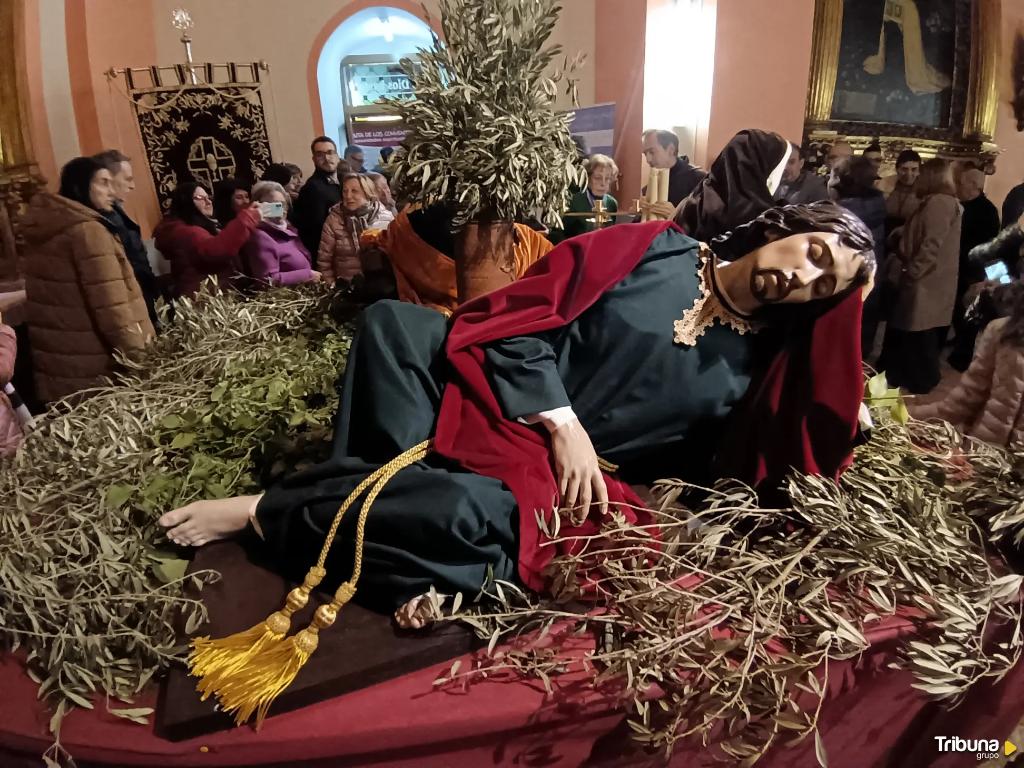 La Cofradía La Oración <a href="/HuertoSoria/">Oracionhuertosoria</a> en el Huerto presenta los nuevos santos en El Carmen

tribunasoria.com/noticias/43515…