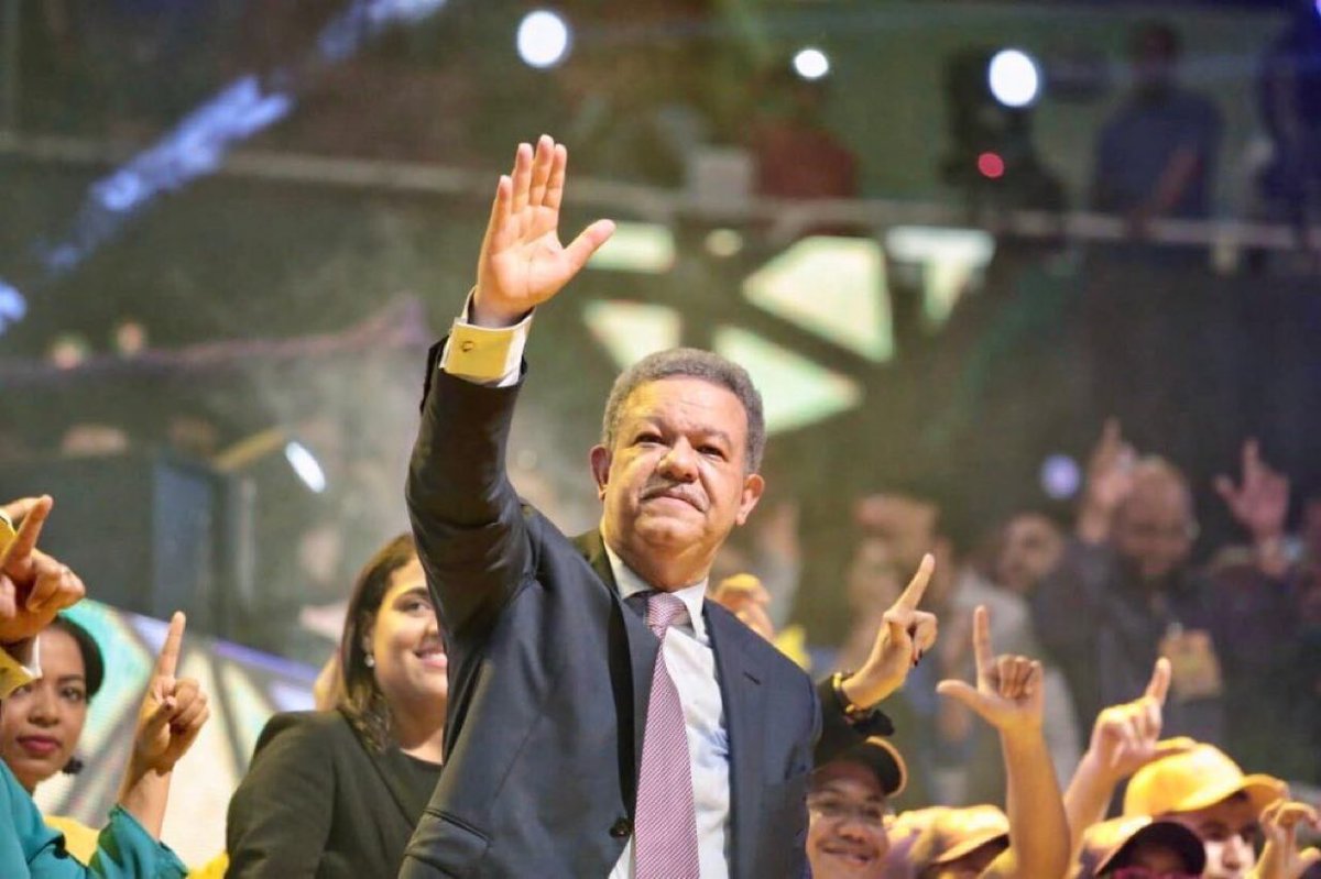 Mi análisis:👇
Rumbo al 50%

Leonel Fernández hoy aumento un 5% en la valoración del pueblo dominicano!

Su coherencia como líder político lo llevará nuevamente a subir las escalinatas del Palacio Nacional.

#FuerzaDelPueblo