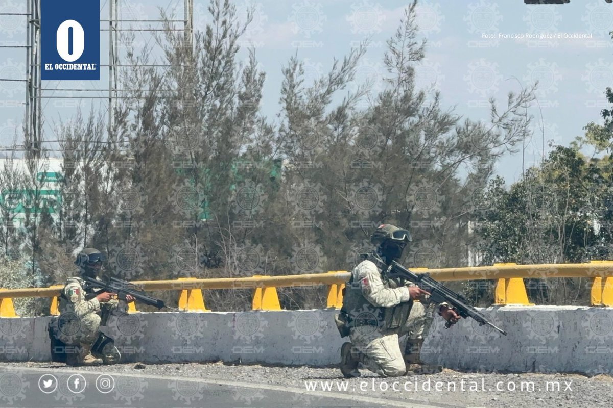 🚧 En la salida del aeropuerto, en el retorno hacia Guadalajara, se observa la presencia de militares en posición, como parte del operativo de seguridad desplegado en la zona.

📸: Francisco Rodríguez / El Occidental