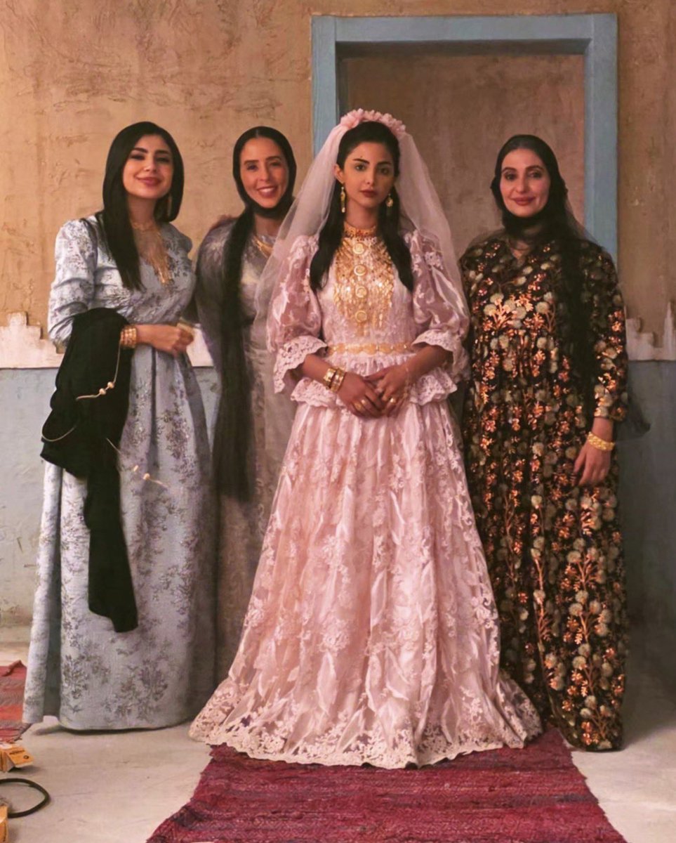 لما شفت ثوب الشرعه لـ عزيزة بمسلسل شارع الأعشى تذكرت ثوب الزفاف اللي كانت تلبسه العروس بالمدينة المنورة كان باللون الوردي ..