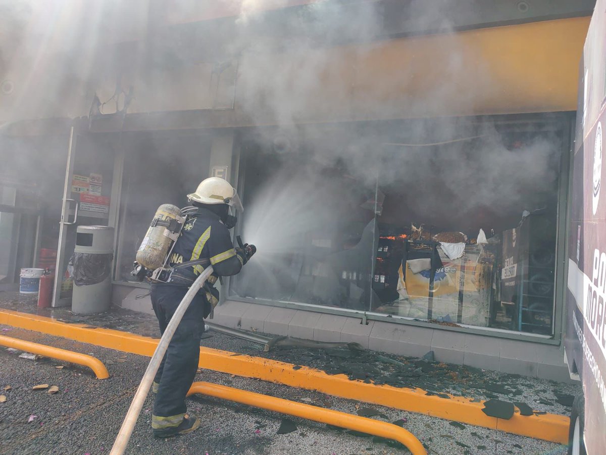 VeroBacaz's tweet photo. JIUTEPEC RECOMIENDA A SU POBLACIÓN NO SALIR TRAS INCENDIO EN OXXO 

El Ayuntamiento de #Jiutepec, a través de la Coordinación de Protección Civil, informa que se atendió un incendio en una tienda de conveniencia ubicada sobre la Avenida Emiliano Zapata, en la colonia Miguel Hidalgo, tras recibirse el reporte correspondiente al número de emergencias.

No se reportan personas lesionadas, únicamente daños materiales en el establecimiento.

Las autoridades municipales, en coordinación con instancias estatales, realizarán las investigaciones pertinentes para determinar las causas del incidente.

Se recomienda a la población cercana permanecer en sus domicilios como medida preventiva para evitar riesgos a la salud.

@CorresponsalsMX #Morelos