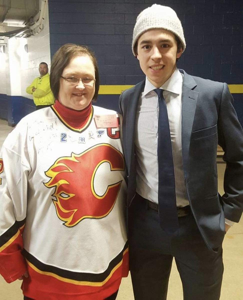 TinaBlueAngel's tweet photo. @RGIII @tbsbob @usahockey @OuttaPocketRG3 . #ForJohnny #JohnnyHockey https://t.co/E2pZrChTwO