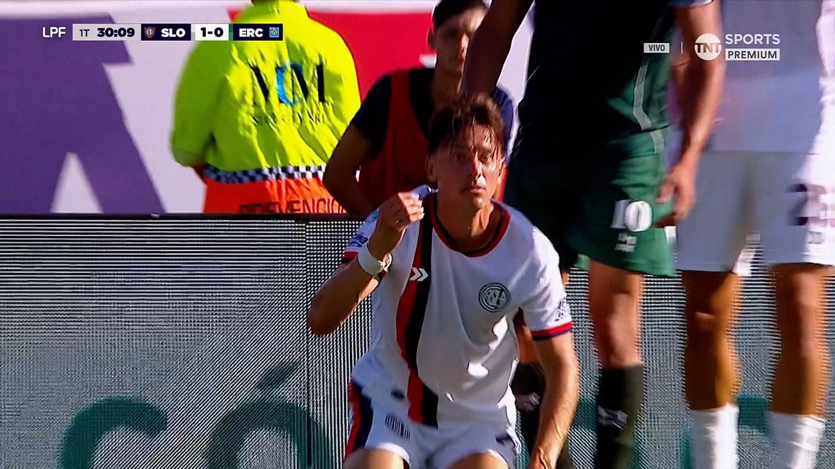 Un jugador de campo no puede sostener el balón intencionalmente entre sus piernas mientras está tumbado para evitar que el rival lo juegue. Es «retención» o juego peligroso.

Increíblemente, los jugadores no conocen el reglamento.