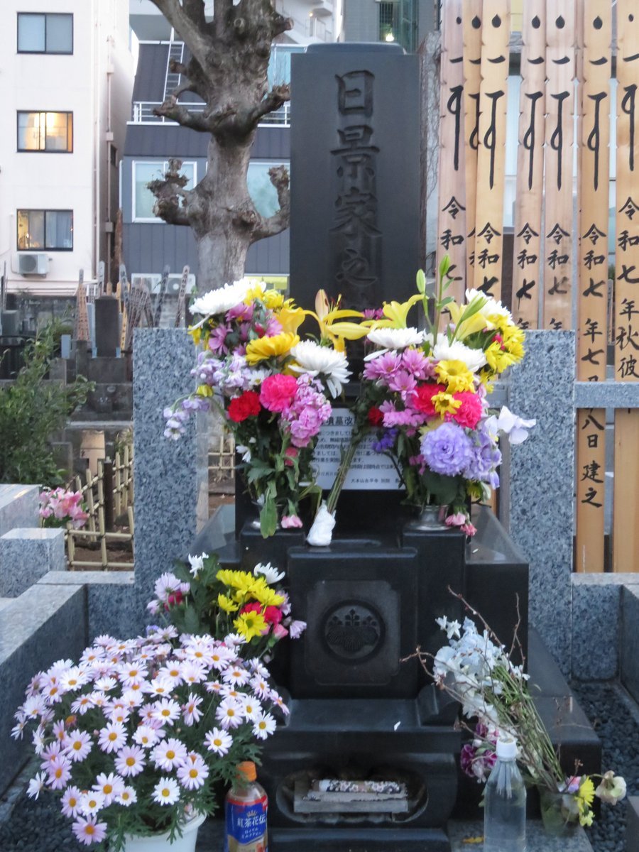 昨日は故・沖雅也のお墓参りに。お供えの花に隠れるように改葬の