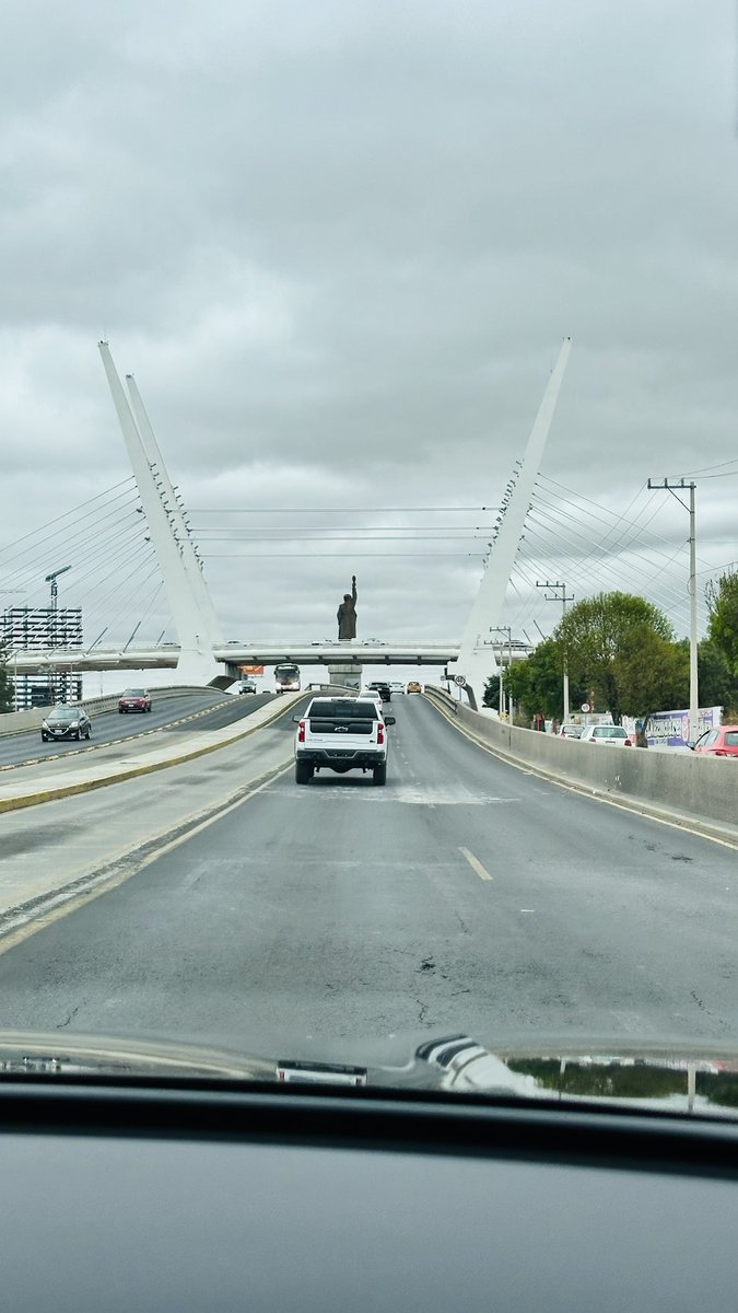 Dada la situación, pregunté a los taxis amarillos metropolitanos la cuota que cobran central de autobuses - AIFA:  $1,500

Desconozco si es justo, creo es exagerado, y si sí, que no abusen en momentos de necesidad.

Ya voy en otro auto…