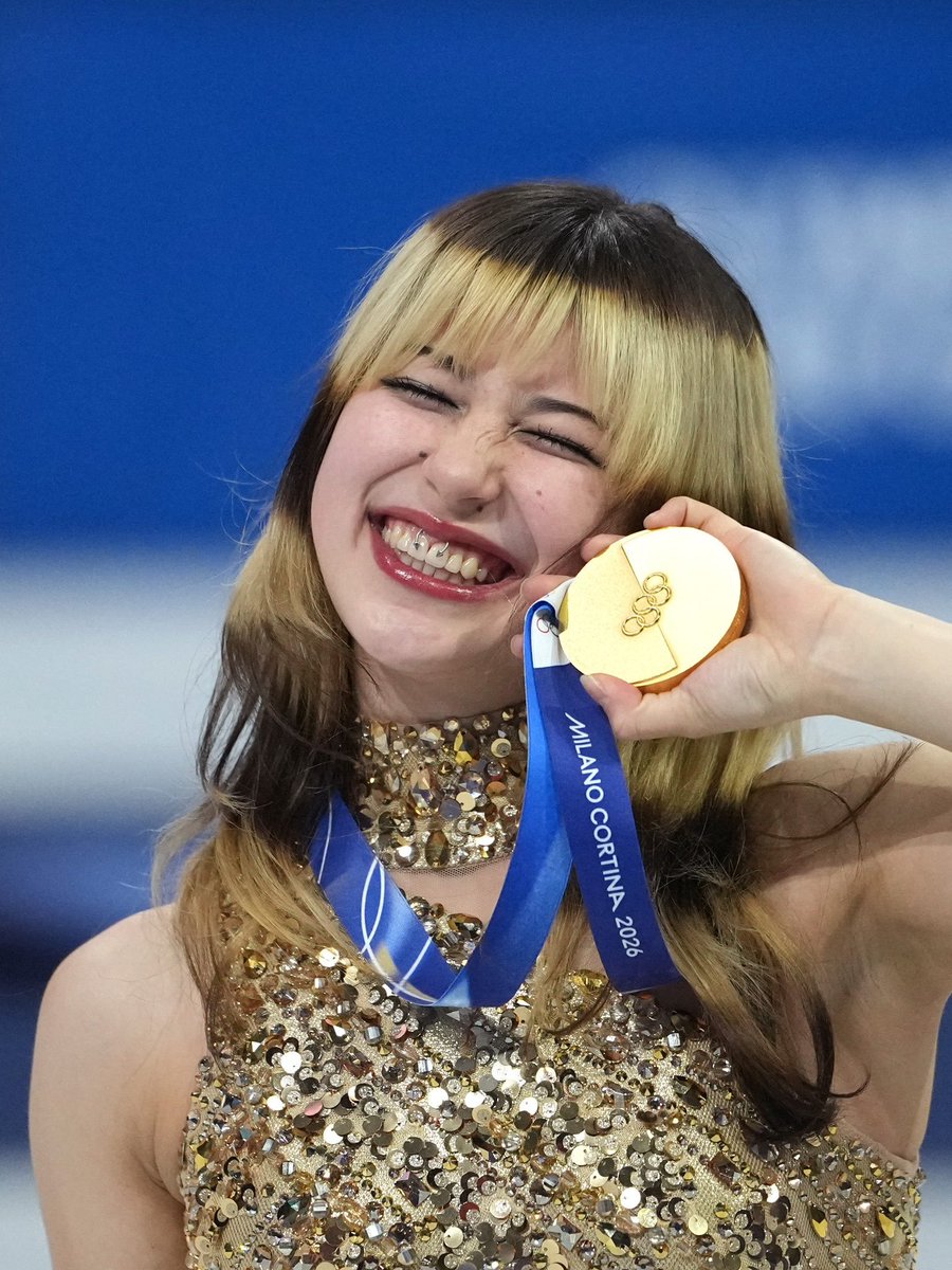 peppipets's tweet photo. Alisa Lyu, a patinadora de 20 anos que chamou a atenção da internet nas Olimpíadas

>Pai fugiu da China pros EUA
>Nasceu de mãe de aluguel
>Começou a patinar com 5 anos por influência do pai
>Limitou o uso das redes sociais pq acha exaustivo
>Primeira americana em 24 anos a ganhar medalha de ouro individual nas Olimpíadas na patinação de gelo
>Usa cabelo de guaxinim e piercing no freio da boca e tá sempre sorrindo
>Curte animes