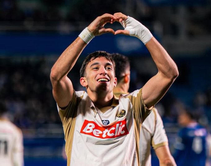 🚨🟡🔴 Andrija Bulatović don set to gree sign new contract with RC Lens wey go last till June 2030.

The correct talent from Montenegro go stay longer with better terms and improved salary join inside. 🇲🇪

Lens no wan hear story — dem don lock am down like person wey hide remote