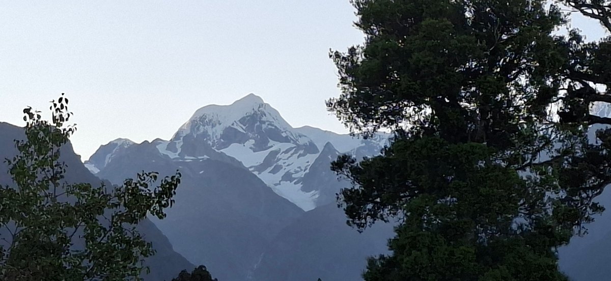 A beautiful sunny morning at Fox Glacier. We walked to see Lake Matheson, the reflecting lake. Worth getting up early to see! Spectacular.

#travel #newzealand #lakematheson
