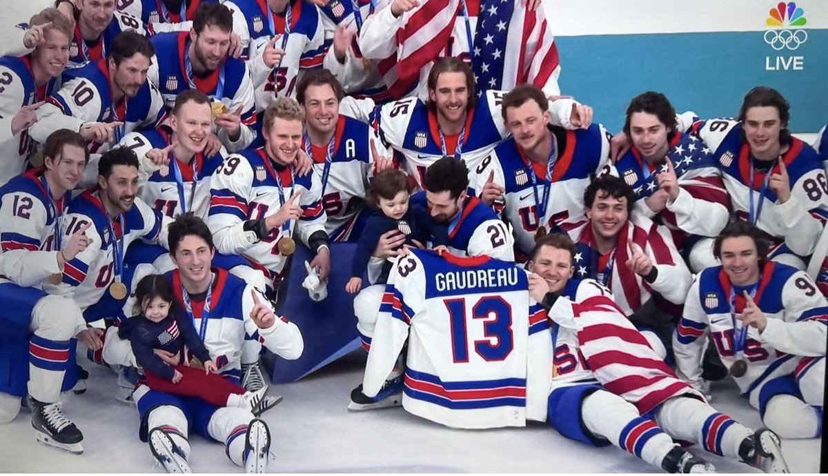 LouXpress's tweet image. 🚨Some moments in sports go far beyond the scoreboard.🚨

After winning gold, Team USA 🇺🇸brought Johnny Gaudreau’s two children onto the ice and raised his jersey for a photo. A quiet, powerful gesture that said everything without needing words.

Johnny and his brother Matthew