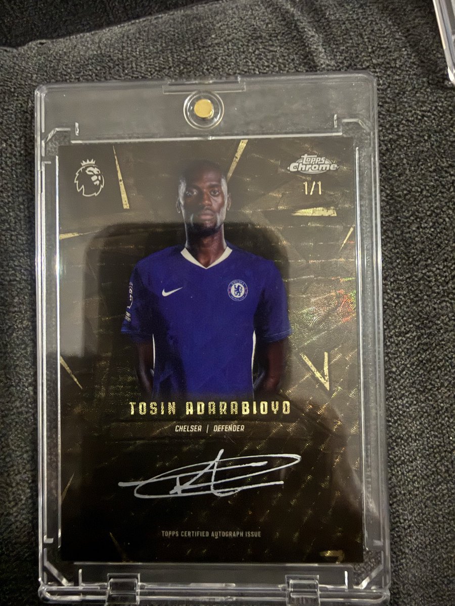 Midge1986's tweet photo. 🚨 BIG PULL 🚨

1/1 Topps Chrome Black Auto of @TosinAdarabioyo 😮🔥

Word is you collect your own cards…
This one might need to come home 👀

DM’s open 👍

#ToppsChrome #SoccerCards #ChelseaFC #TheHobby https://t.co/inWJrExnYW