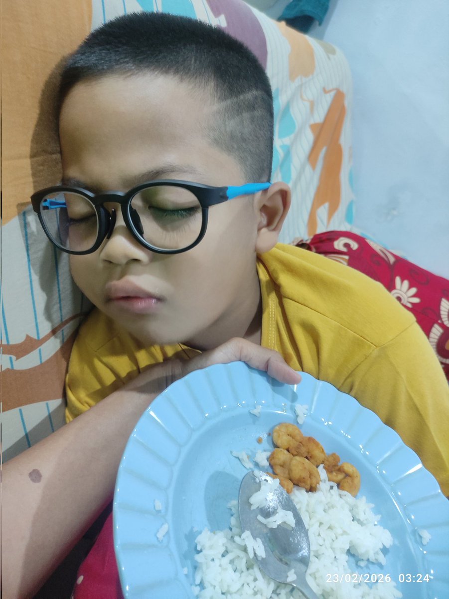 darksweetone's tweet photo. dalam rasa kantuknya, semangat puasa &amp;  rasa ingin sahurnya masih ada smpai hr ini. 

usia 6thn 9 bln puasa full tnpa drama, ditnya buka di jam 12 atau jam 2 siang sllu blg "aku gak mau mokel"

trimaksih anak lelaki hebatku,, bner2  brusaha puasa full  smpai maghrib. 

23.02.26 https://t.co/NuLio6sew9