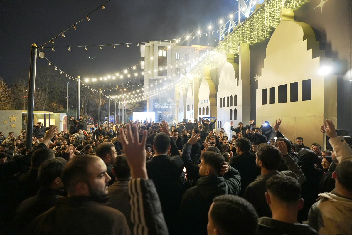 Bugün il başkanlığımız, davamıza gönül vermiş yol arkadaşlarımızın coşkusuyla adeta bayram yerine döndü.

Sokak sokak, kapı kapı dolaşarak gönüllere dokunan, teşkilatımızın temel direği olan mahalle başkanlarımızı ağırlamaktan büyük bir gurur ve mutluluk duyduk.

O eşsiz coşkunuz