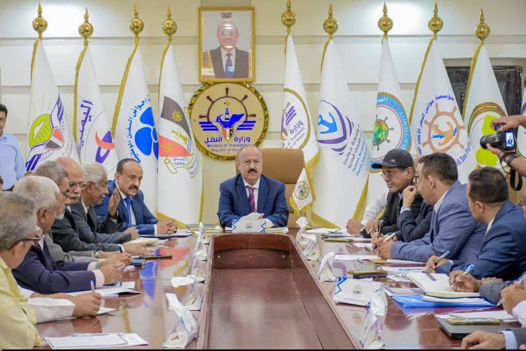 التقيتُ اليوم في العاصمة المؤقتة عدن، بقيادات وزارة النقل وكافة الهيئات والمؤسسات التابعة لها، في اجتماع موسع لم يكن مجرد لقاء بروتوكولي، بل كان محطة لرسم ملامح المرحلة الراهنة وتحديد أولوياتنا الوطنية.
لقد بدأتُ حديثي بنقل تحيات فخامة رئيس مجلس القيادة الرئاسي الدكتور رشاد