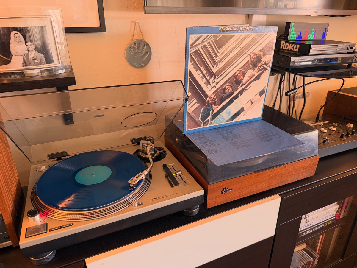 MrSaratoga's tweet image. Beatles blue, with a blue vinyl pressing of 1967-1970. Pressed by Capitol in Los Angeles, 1978.

The Beatles 
1967-1970
Capitol SEBX-11843

#NowPlaying #thebeatles #recordcollection #coloredvinyl