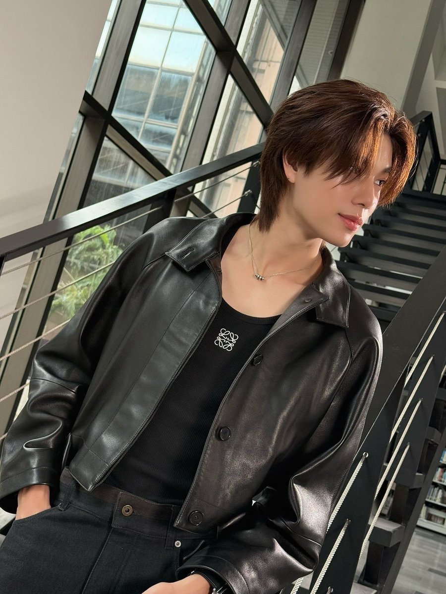 ยูนิตใหม่นี่เจ๋งมากเลยใช่ไหมครับ มีแร็ปเปอร์สองคนที่เข้ากันได้ดี และนักร้องสองคนที่ร้องโน้ตสวยๆ ได้ สกายล้อเล่นนะครับ แต่ผมถามจริงๆ ครับ 😭