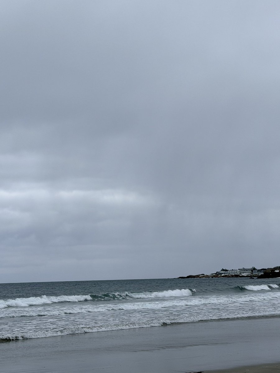 Already starting to snizzle a bit here at Good Harbor. Virga visible. #mawx