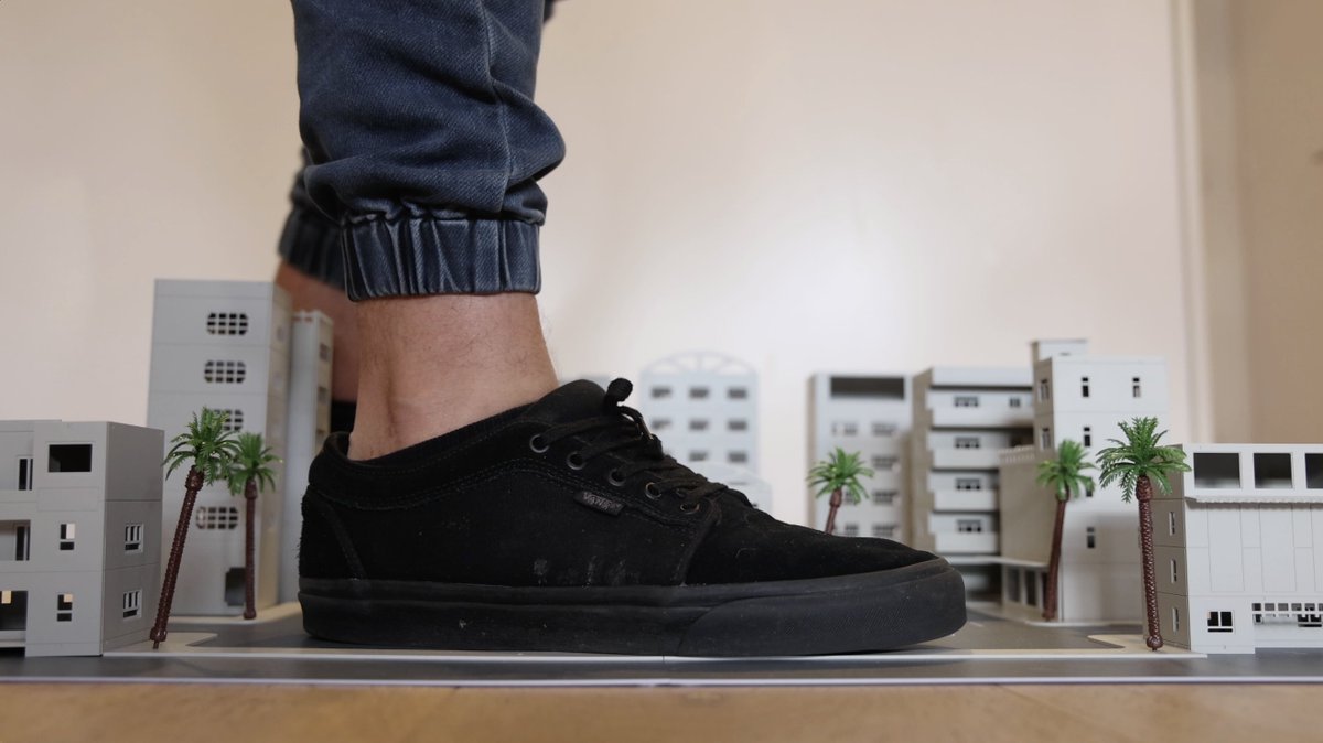 Giant and Tiny Feet tweet media