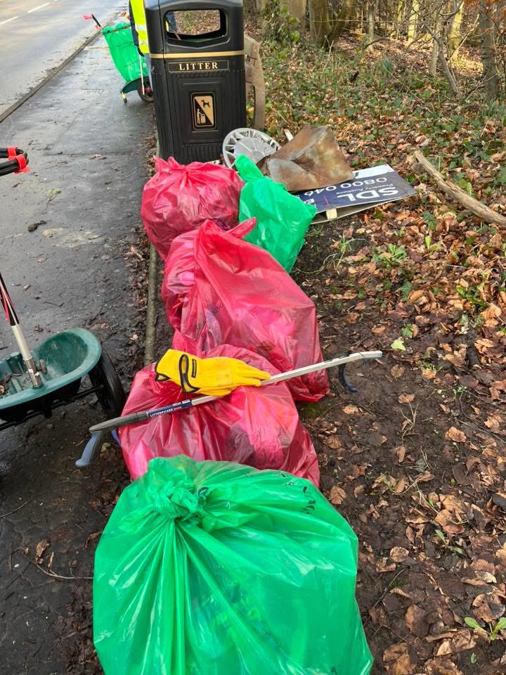 uddlitterpick's tweet image. Today Group pick 
Castle avenue &amp;amp; Bothwell Castle grounds
Another great turnout 
14 bags plus loads of flytipping 
Karen did manage to get the “young team”

Thanks to SLC for the pick up

#makingadifference
#civicpride