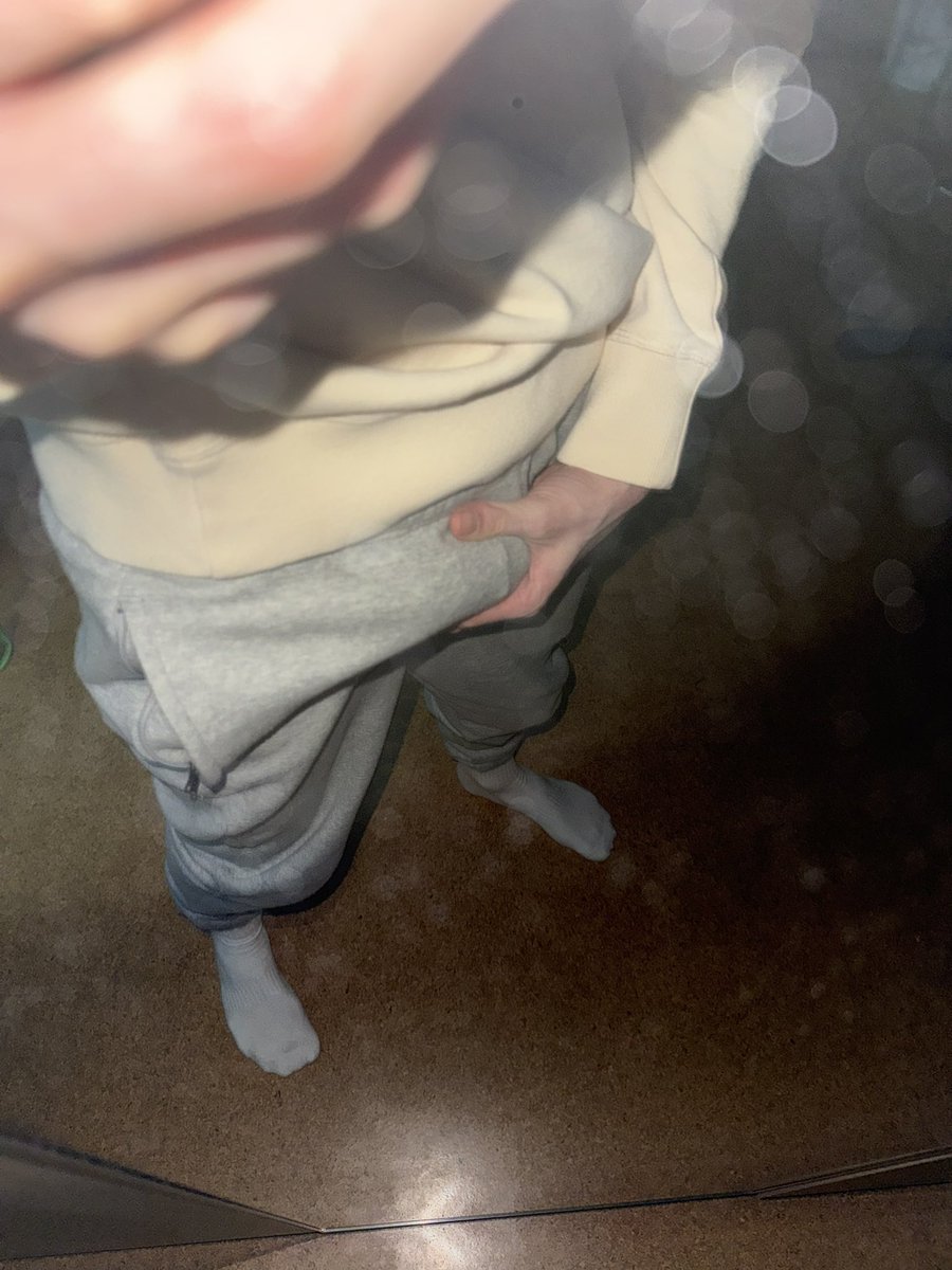 Erst sniffst du meine verschwitzen Socks und dann drück ich dir meinen dicken Schw*nz in die Fresse😈😂
Wie klingt das für dich du Looser?!

Für Socks, Boxer oder Customs ab in meine DMs!😈💸🤑🧦

Reposten für mehr Content!