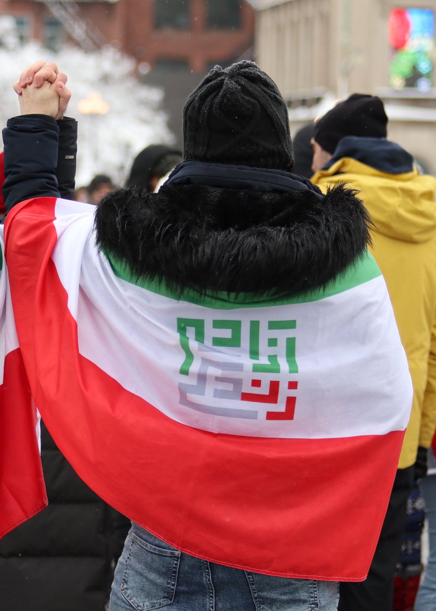 Gerald2026WLF's tweet image. هموطنی که از سر استیصال، دست به دامان پهلوی شدی، این نوشته برای شماست:

اگه بعد از نیم‌قرن قتل عام، کشتار، اعدام، تجاوز، سرکوب، توحّش و جنایت، از چاه «فاشیسم شیعی» در بیایم و خودمون با پاهای خودمون بپریم توی چاله‌ی «فاشیسم سلطنتی»، تاریخ بشریت از ما به عنوان «نالایق‌ترین مردم